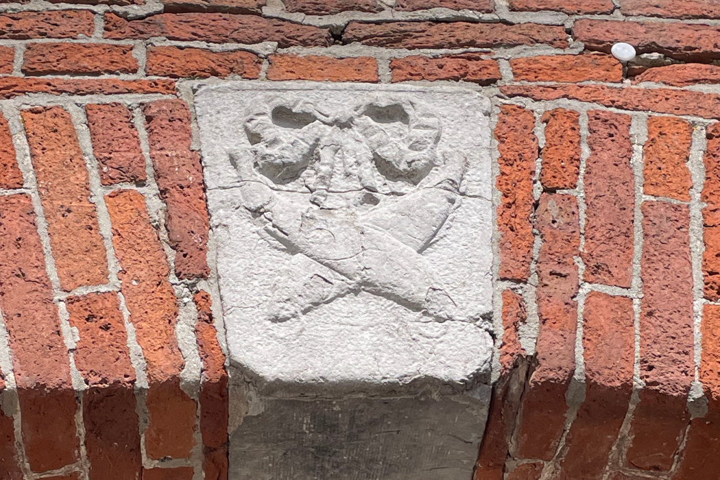 Das Emblem der Familie Vissering am Alten Packhaus in Leer